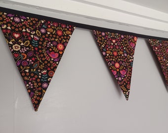 Banderines de tela con pájaros y flores. Bonitos colores.