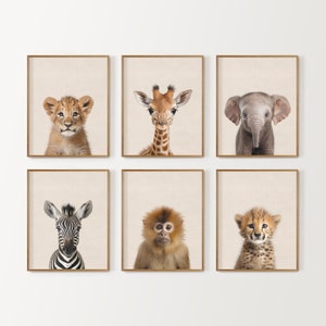 Peut inclure: Six impressions encadr&eacute;es d'animaux b&eacute;b&eacute;s, dont un lion, une girafe, un &eacute;l&eacute;phant, un z&egrave;bre, un singe et un gu&eacute;pard. Chaque impression pr&eacute;sente un gros plan du visage de l'animal sur un fond beige.