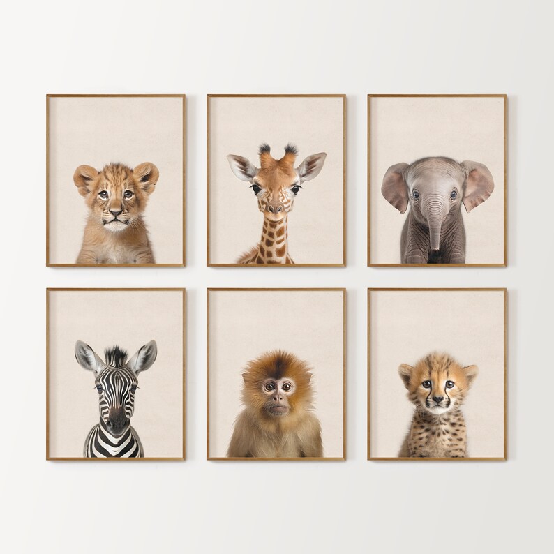 Peut inclure: Six impressions encadr&eacute;es d'animaux b&eacute;b&eacute;s, dont un lion, une girafe, un &eacute;l&eacute;phant, un z&egrave;bre, un singe et un gu&eacute;pard. Chaque impression pr&eacute;sente un gros plan du visage de l'animal sur un fond beige.
