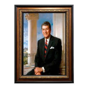 Puede incluir: Retrato enmarcado de un hombre con traje de raya diplom&aacute;tica negro, corbata a rayas rojas y azules y pa&ntilde;uelo blanco. El retrato est&aacute; ambientado sobre un fondo de columnas blancas y cielo azul. El marco es ornamentado con detalles dorados y marrones.