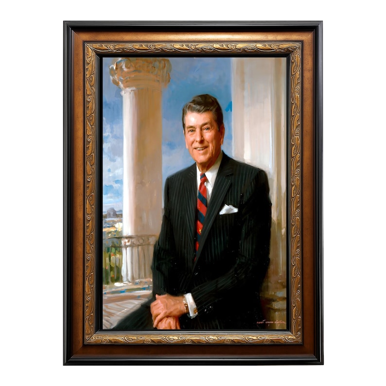 Puede incluir: Retrato enmarcado de un hombre con traje de raya diplom&aacute;tica negro, corbata a rayas rojas y azules y pa&ntilde;uelo blanco. El retrato est&aacute; ambientado sobre un fondo de columnas blancas y cielo azul. El marco es ornamentado con detalles dorados y marrones.