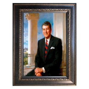 Puede incluir: Retrato enmarcado de un hombre con traje de raya diplom&aacute;tica negro y corbata a rayas rojas y azules. El retrato est&aacute; ambientado sobre un fondo de columnas blancas y cielo azul. El marco es oscuro con detalles dorados.