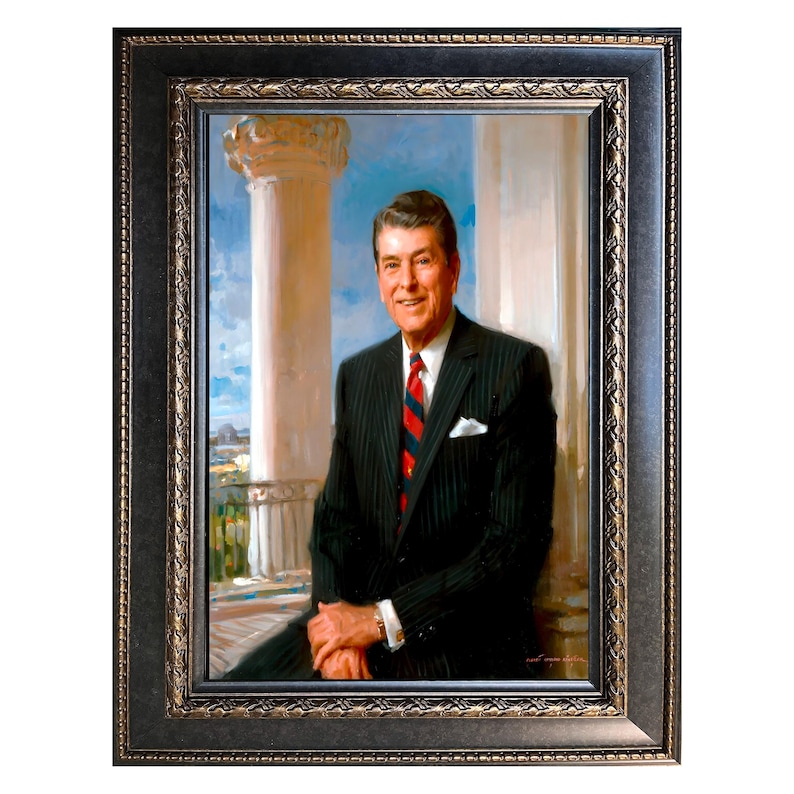 Puede incluir: Retrato enmarcado de un hombre con traje de raya diplom&aacute;tica negro y corbata a rayas rojas y azules. El retrato est&aacute; ambientado sobre un fondo de columnas blancas y cielo azul. El marco es oscuro con detalles dorados.