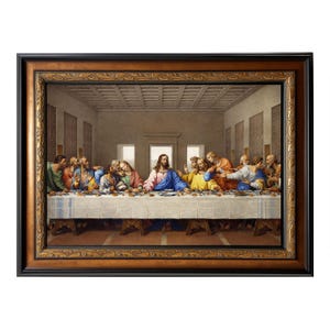 Op de afbeelding: Een ingelijste prent van het Laatste Avondmaal, met Jezus en zijn discipelen aan een tafel. Het kunstwerk bevindt zich in een donkere houten lijst met gouden details. De scène speelt zich af in een kamer met boogvensters.
