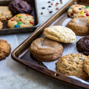 Galletas gourmet con chispas de chocolate de 1/4 lb: recién horneadas, suaves y masticables - Paquete de 8