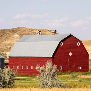 Montana Photograph / Barn Photograph / Red Barn / Rustic Decor / Wall Art / Ranch Decor / Home Decor / Landscape Photography / Farmhouse
