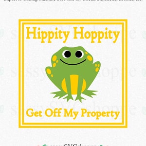 Może przedstawiać: Żółty kwadrat z zieloną żabą w środku. Tekst "Hippity Hoppity Get Off My Property" jest napisany żółtymi literami na kwadracie.