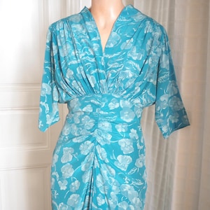 Vestido estampado violeta, años 30-40 / Modelo favorecedor y corte al bies / Exclusivo tono azul celeste intenso / Cintura 72,4 cm