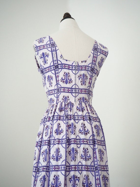 Fleur-De-Lis Print 1950s Cotton Dress White & Lil… - image 8