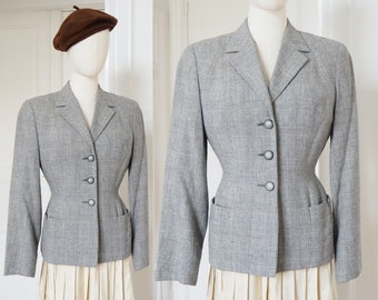 Veste princesse Glencheck des années 40 | Blazer élégant de tenue de jour ajusté | Bleu clair, gris, noir et blanc | Tour de taille 28,3 pouces