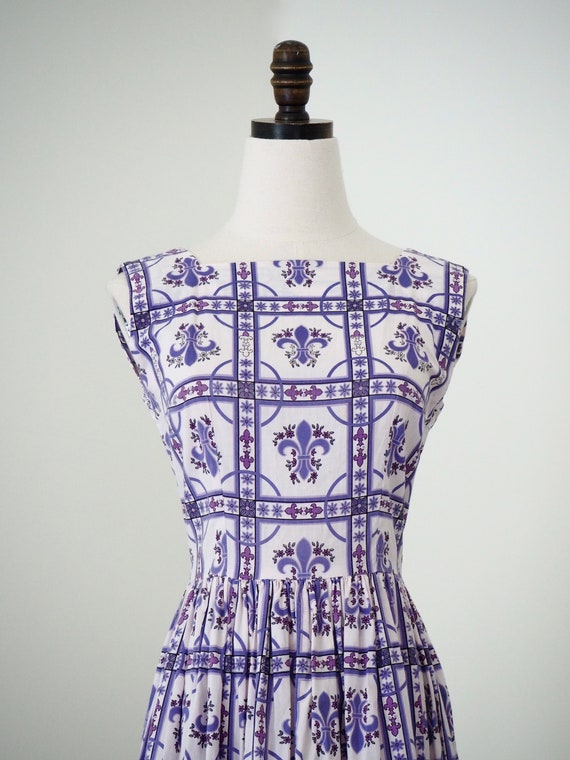 Fleur-De-Lis Print 1950s Cotton Dress White & Lil… - image 3