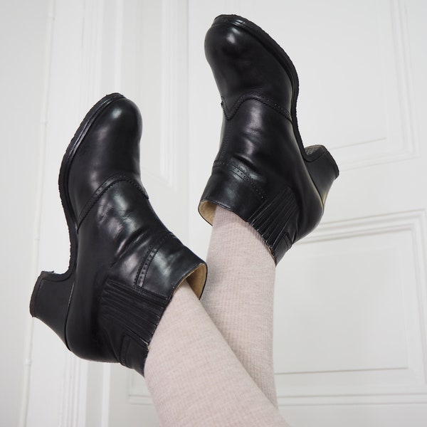 Vintage Winter Boots | Black 1950s Leather Shoes | Teddy Lining | Brogues Pattern | Inside Length 9.64"