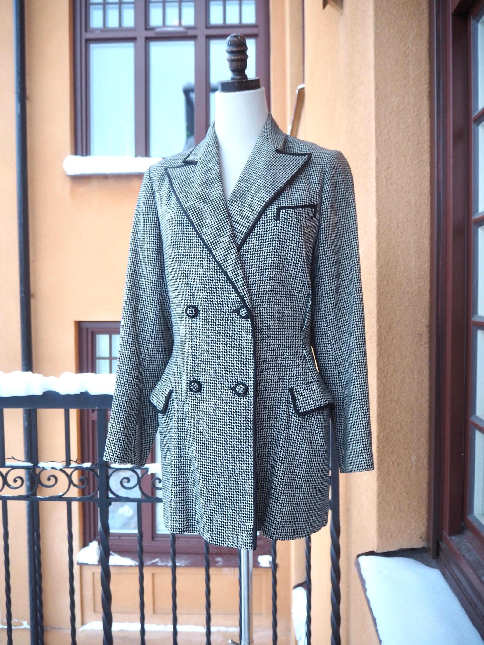 Houndstooth 1940s Jacket | Elegant High Quality Outerwear | Black & White Wool | Waist 32"