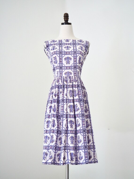 Fleur-De-Lis Print 1950s Cotton Dress White & Lil… - image 2