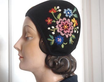 Gorro con capucha y bordado floral de estilo folclórico sueco / Gorro de lana negra con ramo / Bordado nórdico tradicional