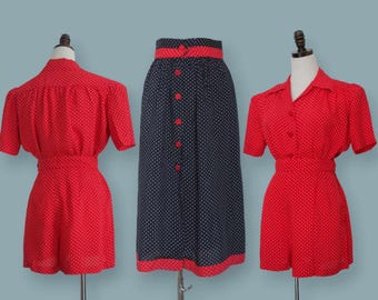 Bedårande SÄLLSYNT tredelat set från 1940-talet | Blus, shorts och kjol | Prickigt mönster | Röda glasknappar | Midja 66 cm