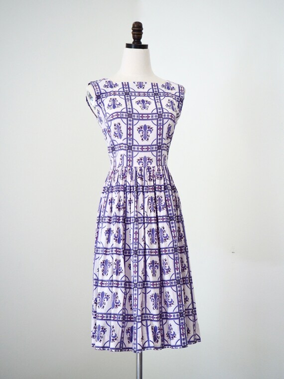 Fleur-De-Lis Print 1950s Cotton Dress White & Lil… - image 4