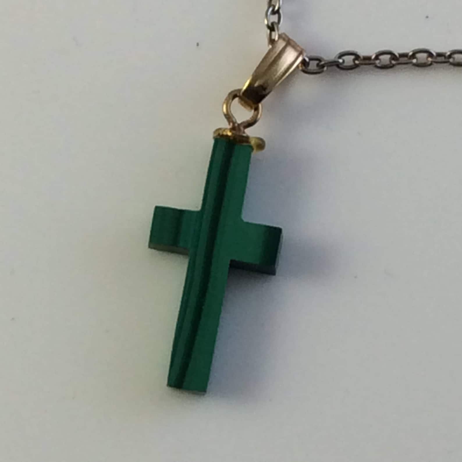 Pendentifs de malachite synthétiques, teint, croix 32~34x20