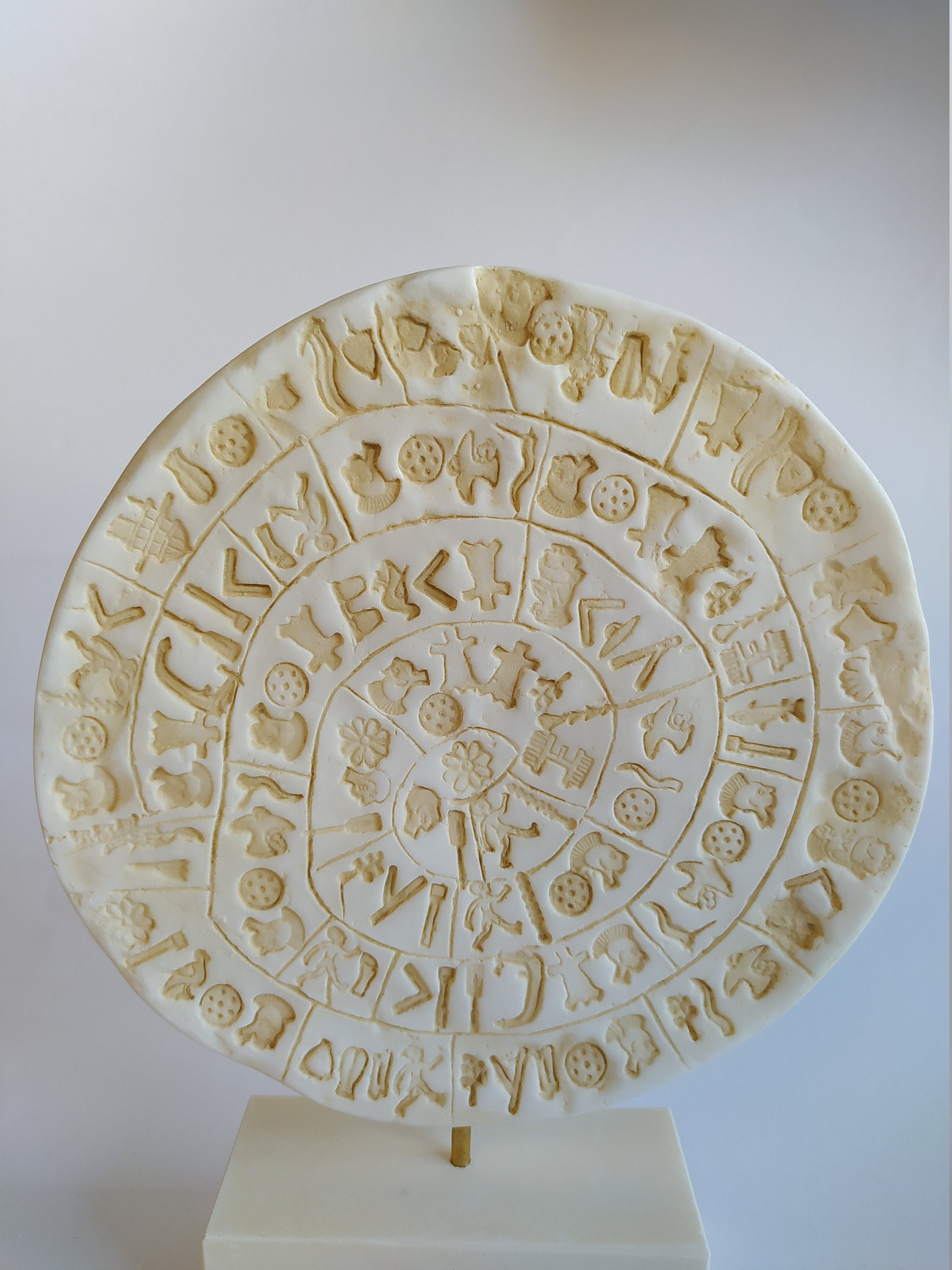 Reproduction Du Disque De Phaistos En Bronze - Sculpture Minoenne - 15 Cm De Diamètre - 1,2 Kg - Décoration Archéologique Musée