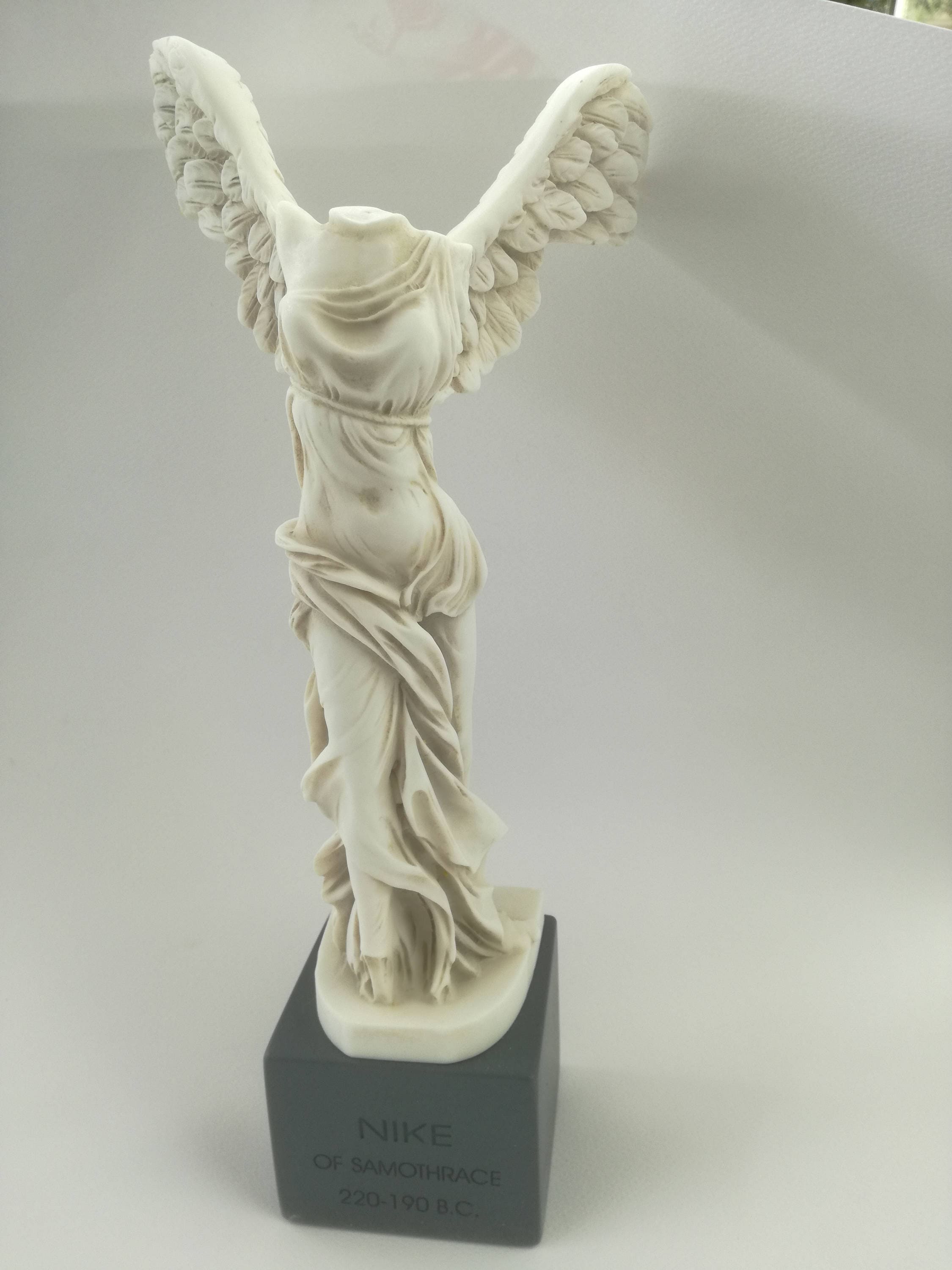 Alata Vittoria di Samotracia casa Scultura Dea ufficio dorato POHOVE Alata Vittoria bianco Ornamento da scrivania per hotel Dea Nik e Scultura Alata Vittoria di Samotracia casa Scultura Dea ufficio dorato POHOVE Alata Vittoria bianco Ornamento da scrivania per hotel Dea Nik e Scultura
