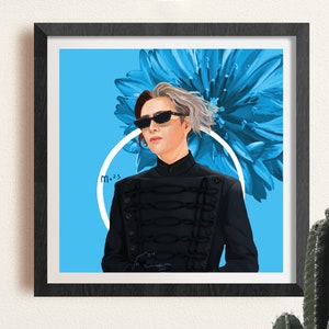 Könnte beinhalten: Gerahmter Kunstdruck mit einem stilisierten Porträt einer Person mit Sonnenbrille und einer schwarzen Jacke im Militärstil. Der Hintergrund ist hellblau mit einer großen blauen Blume und einem weißen Kreis. Die Signatur des Künstlers, "M.23", ist sichtbar.