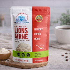 Op de afbeelding: Een witte en rode zak met Arctic Chaga Lions Mane poeder, met tekst die aangeeft dat het 100% biologisch extract is. De zak staat naast een houten schepje met poeder, een kopje koffie en koffiebonen. De zak is 60g.