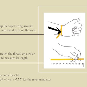 K&ouml;nnte beinhalten: Diagramm, das zeigt, wie man sein Handgelenk f&uuml;r ein Armband misst. Wickeln Sie einen Faden um den schmalsten Teil Ihres Handgelenks und messen Sie dann die L&auml;nge des Fadens mit einem Lineal. Addieren Sie 2,5 cm f&uuml;r einen lockeren Sitz.