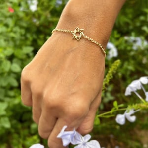 14k ゴールド ダビデの星ブレスレット、小さなマゲン ダビデ チャーム ブレスレット、ユダヤのジュエリー、イスラエルのデザイナー