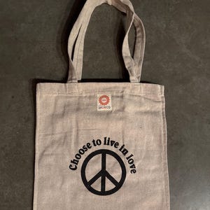 Tote Bag, mit “choose to live in love” und Peace Zeichen Alltagstasche Tragetasche, Reissverschlussfach, Naturfarben, handgemacht in Nepal
