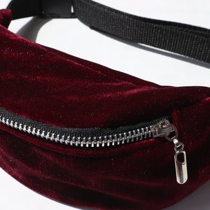 Sac banane en velours bordeaux, sac banane, sac de festival, sac de voyageur, cadeau pour elle, sac minimaliste, sac cadeau, sac à bandoulière, sac banane