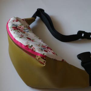 Rote Rosen Print Senf Gürteltasche, Festival Tasche, Reisetasche, Geschenk für Sie, Bauchtasche, Hip Bag, Hüfttasche, Crossbody Tasche