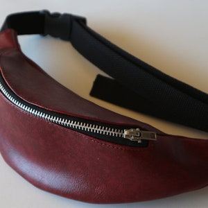 Burgundy Marble Fanny Pack, Sac en cuir végétalien, Sac de festival, Sac de voyage, Cadeau Pour femme, Sac à bandoulière, Sac de hanche, Sac de taille, Sac à fesses