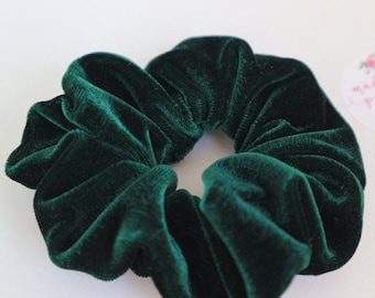 Weiches smaragdgrünes Royal Velvet Scrunchie, KOSTENLOSER Versand Haarmode Haargummis, 80er & 90er Jahre Mode, Top Knoten, Haargummi, Frühlingsgeschenk