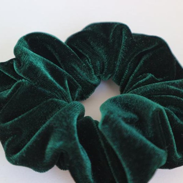 Weiches smaragdgrünes Royal Velvet Scrunchie, KOSTENLOSER Versand Haarmode Haargummis, 80er & 90er Jahre Mode, Top Knoten, Haargummi, Frühlingsgeschenk