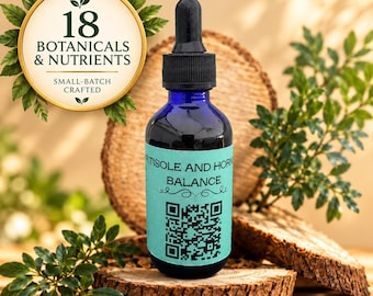 Puede incluir: Un frasco cuentagotas de vidrio azul cobalto con tapa negra y etiqueta azul claro. La etiqueta muestra el texto "CORTISOLE AND HORMONE BALANCE" y un código QR. Una insignia dorada circular arriba dice "18 BOTANICALS & NUTRIENTS SMALL-BATCH CRAFTED".