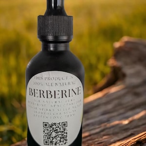 Pu&ograve; includere: Una bottiglia di vetro nero con un contagocce, etichettata "Berberine" e "Questo prodotto &egrave; 100% naturale". La bottiglia &egrave; appoggiata su una superficie di legno con uno sfondo sfocato di un campo e un tramonto.