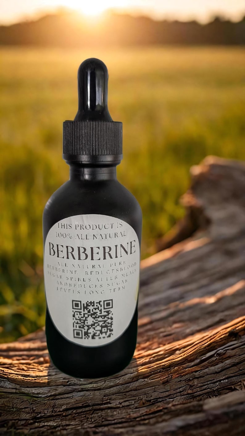 Pu&ograve; includere: Una bottiglia di vetro nero con un contagocce, etichettata "Berberine" e "Questo prodotto &egrave; 100% naturale". La bottiglia &egrave; appoggiata su una superficie di legno con uno sfondo sfocato di un campo e un tramonto.