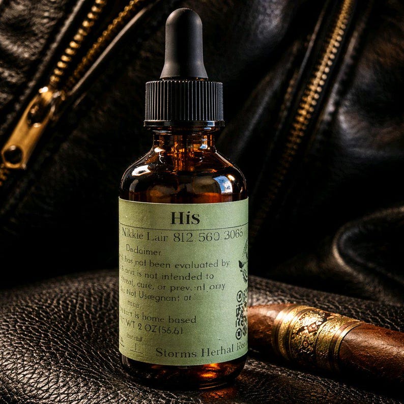 Puede incluir: Una botella de vidrio marr&oacute;n con un cuentagotas negro y una etiqueta verde que dice "His". La etiqueta tambi&eacute;n incluye texto y un n&uacute;mero de tel&eacute;fono. La botella es de 56,6 g. Un cigarro es visible en el fondo. El fondo es una chaqueta de cuero negra.