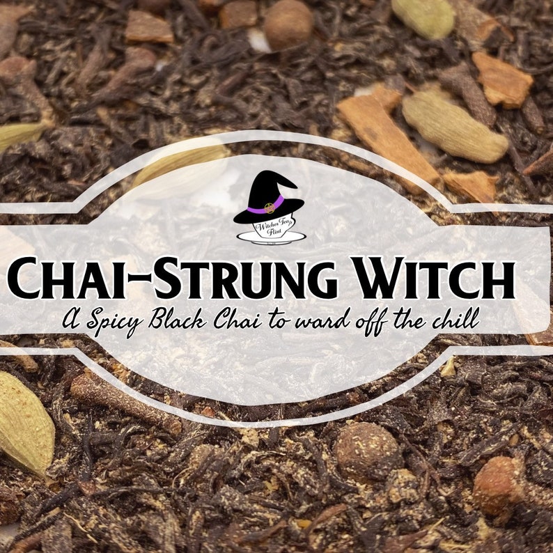 Op de afbeelding: Close-up van een mengsel van zwarte thee, specerijen en kruiden. De tekst luidt "Chai-Strung Witch: A Spicy Black Chai to ward off the chill."