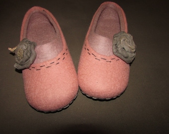 Felted Mother's Day slippers Women's slippers in wool Pink slippers with flowers Slippers gift for her Woolen slippers Felted pink clogs