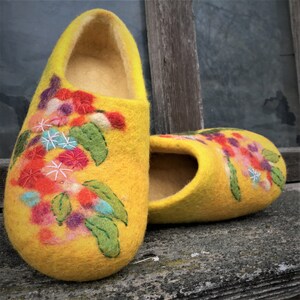 Felted wool slippers flower. Women yellow felt slipper Natural wool slippers Housewarming gift, house shoes. Felted yellow clogs.Gift to mom