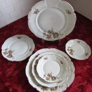 Hutschenreuther Selb Sylvia Plate Set: Bavarian China, Gold Trim (Two Place Settings)