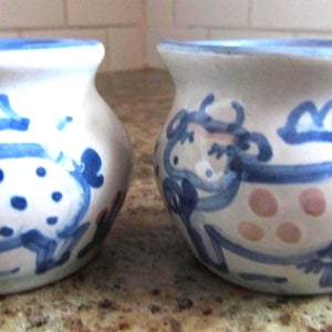 Juego mini azul de M.A. Hadley con escena campestre: azucarero abierto (cerdo) y jarra para crema (vaca).