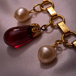 Long necklace necklace and matching bracelet in fancy pearls and drops of plum glass on a golden chain, from the 70s in the style of Chanel. image 5