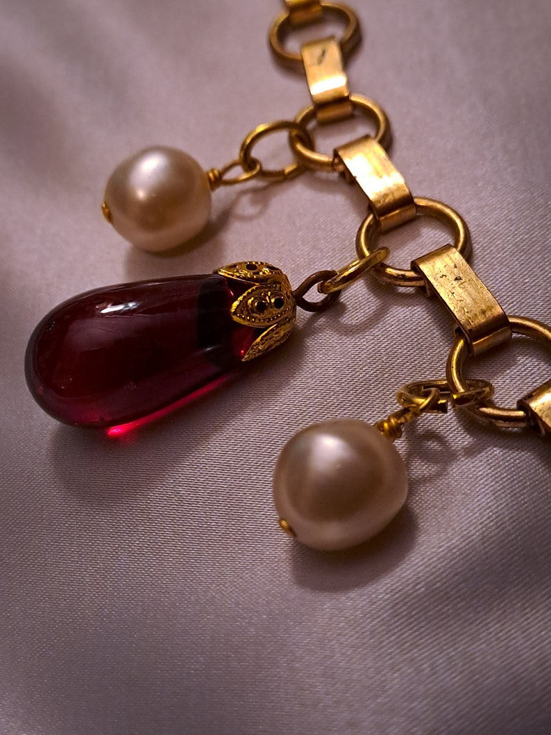 Long necklace necklace and matching bracelet in fancy pearls and drops of plum glass on a golden chain, from the 70s in the style of Chanel. image 5