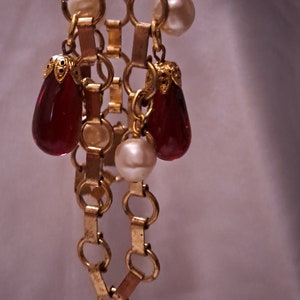 Long necklace necklace and matching bracelet in fancy pearls and drops of plum glass on a golden chain, from the 70s in the style of Chanel. image 8