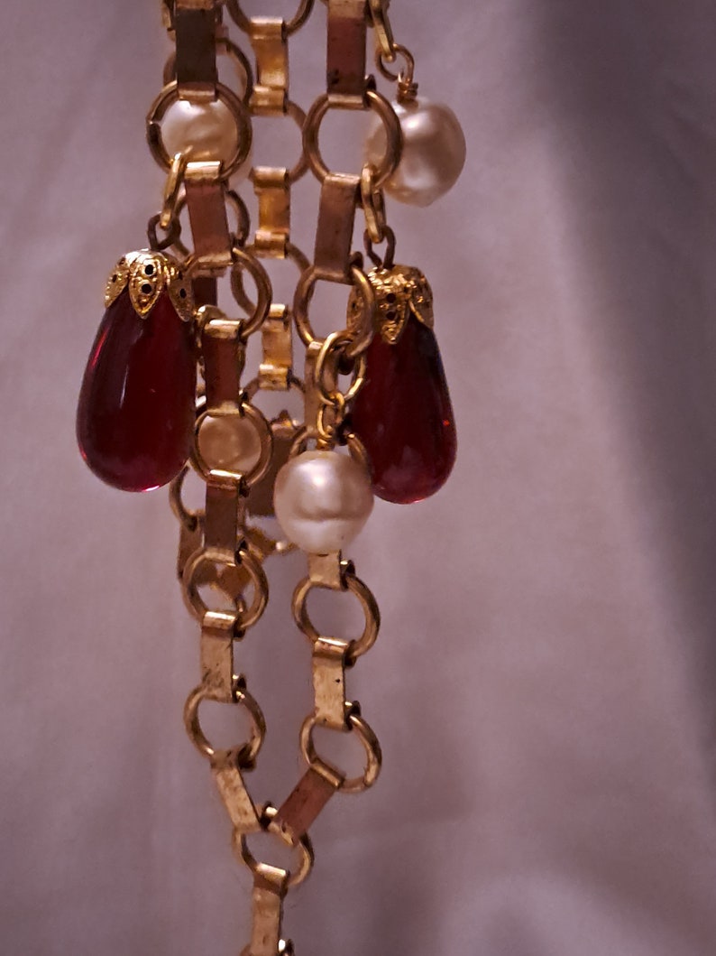 Long necklace necklace and matching bracelet in fancy pearls and drops of plum glass on a golden chain, from the 70s in the style of Chanel. image 8