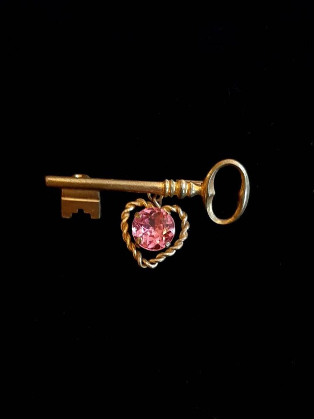 Ravissante broche clé vintage, et son petit coeur en strass des 