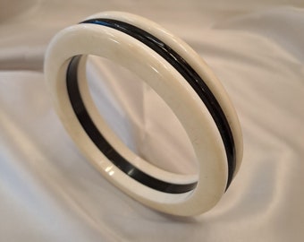 Bakelite bracelet with superb design circa 1950, black and ivory color.