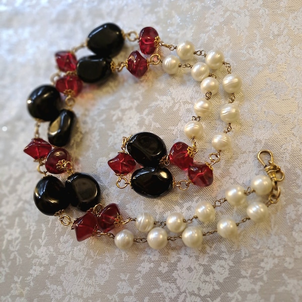 1940 red and black long necklace, made of real pearls, in the style of Chanel jewelry